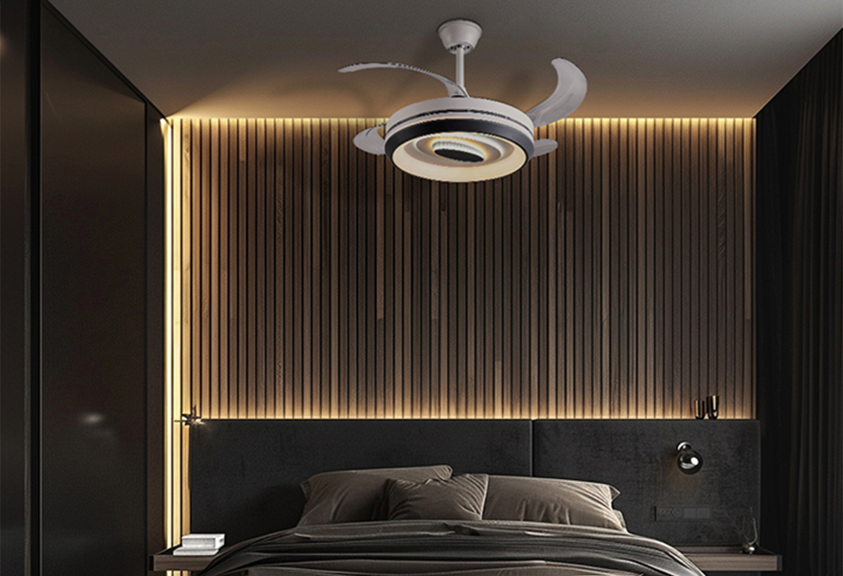 Στη φωτογραφία απεικονίζεται ο ανεμιστήρας να κρέμεται από την οροφή πάνω από ένα κρεβάτι